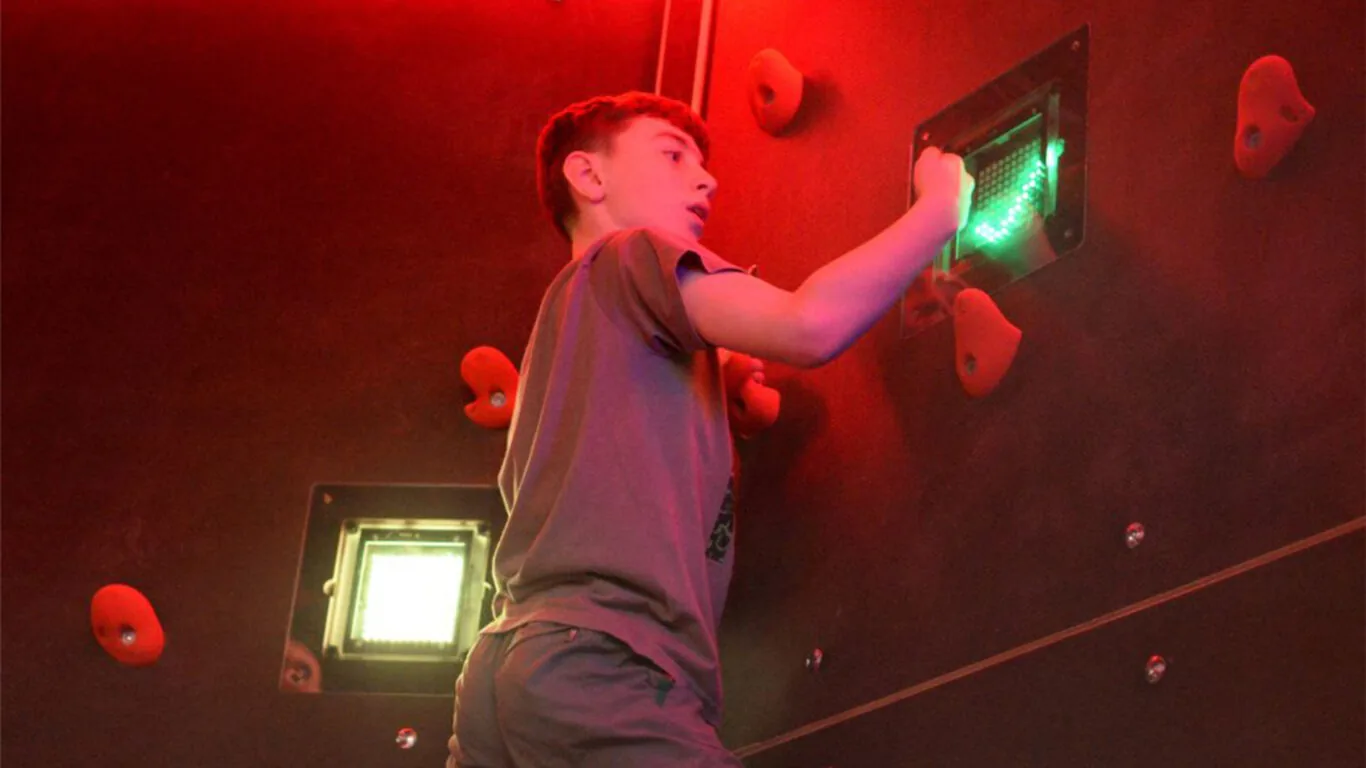 SC2-Rhyl-Ninja-Tag-Traverse-Wall