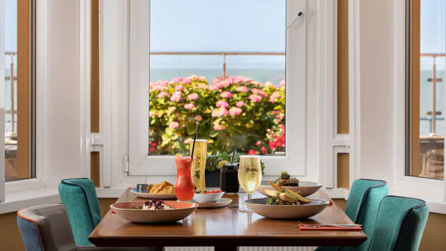 Table-Set-at-Beaches