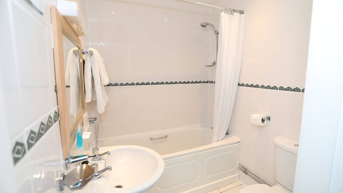 5. Beaches Hotel DBL & TRIP & SUP FAM & FAM Bathroom