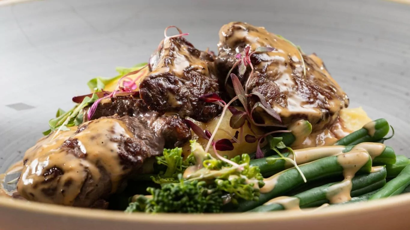 fillet of steak medallions and green beans