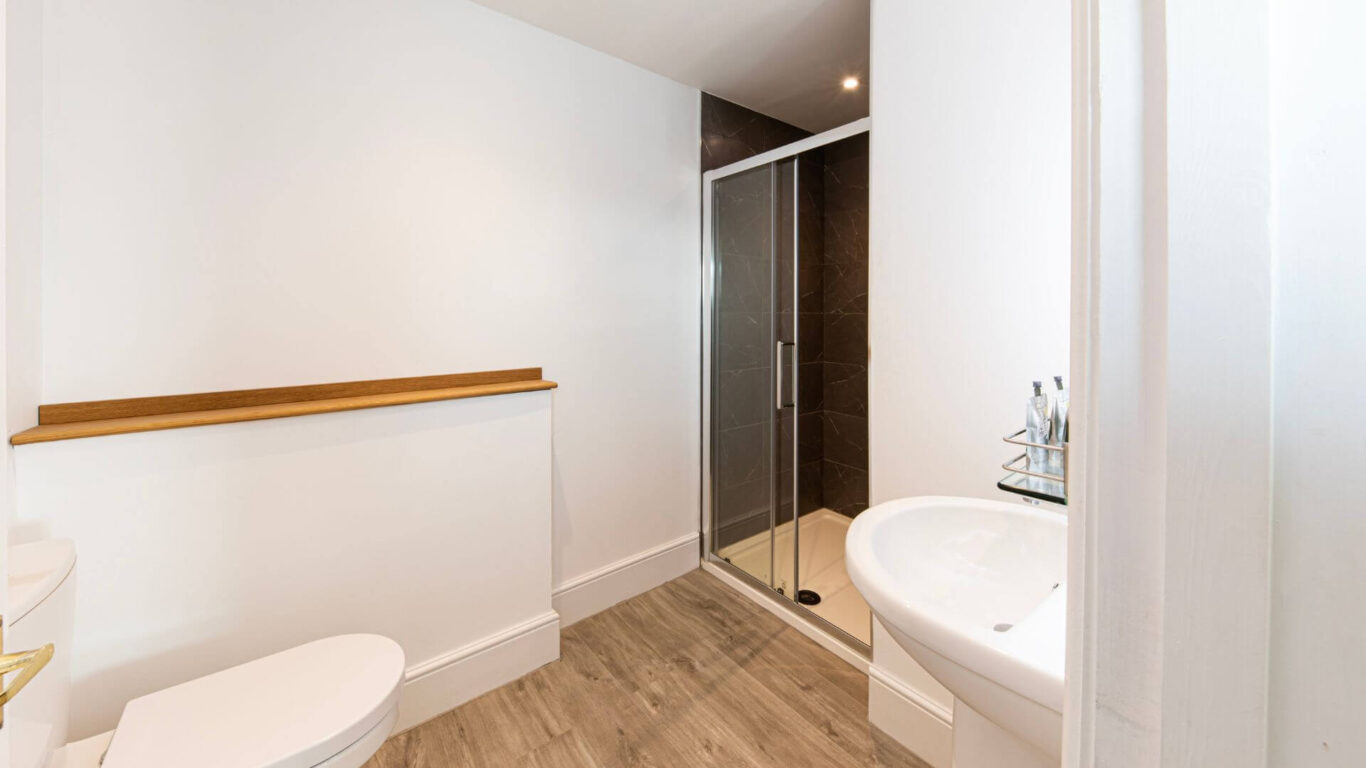 Family 5 room bathroom The Beaches Hotel Prestatyn