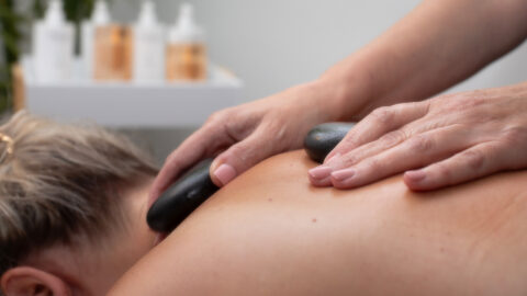Close-Up-Hot-Stone-Massage